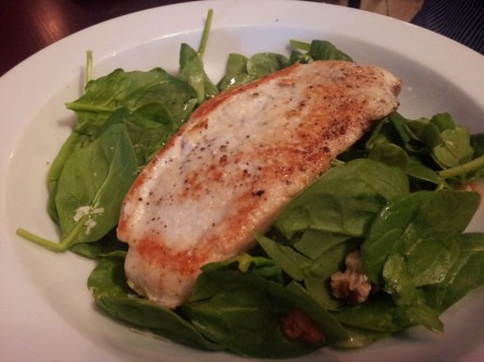 Spinach-walnut salad with chicken