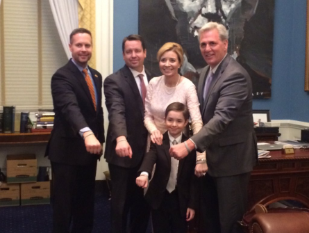 Davis, his guests and McCarthy show off their bracelets (Photo Courtesy of Davis' twitter).